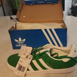 Brand NEW NEVER WORN Adidas Green and White Gazelle Sneakers Womens SZ 7
